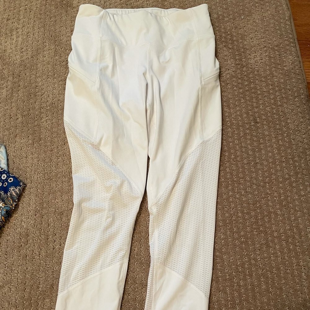 Athletes white cropped leggings
